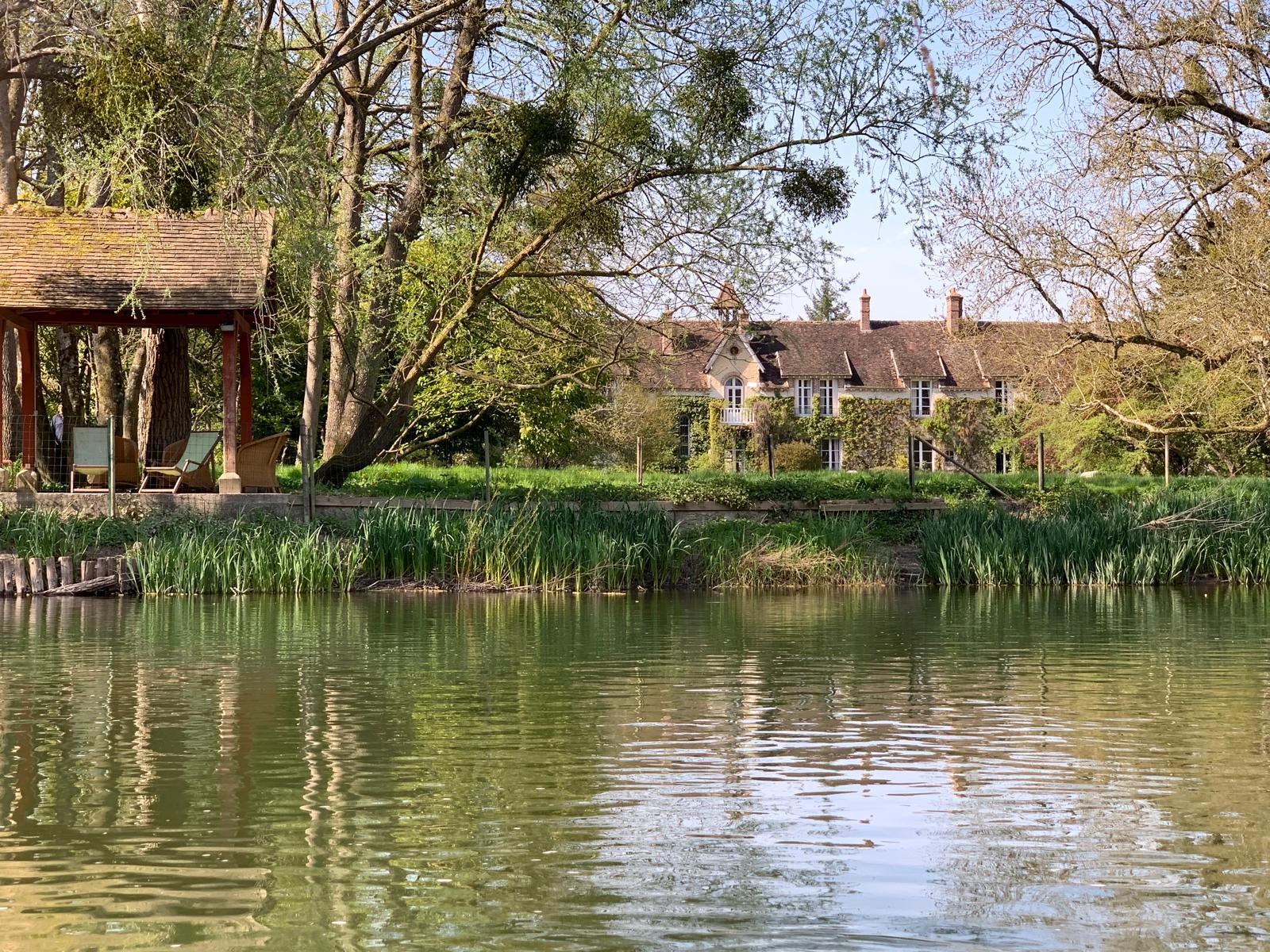 La maison de La Loingtaine au bord du Loing, à la fin du jour