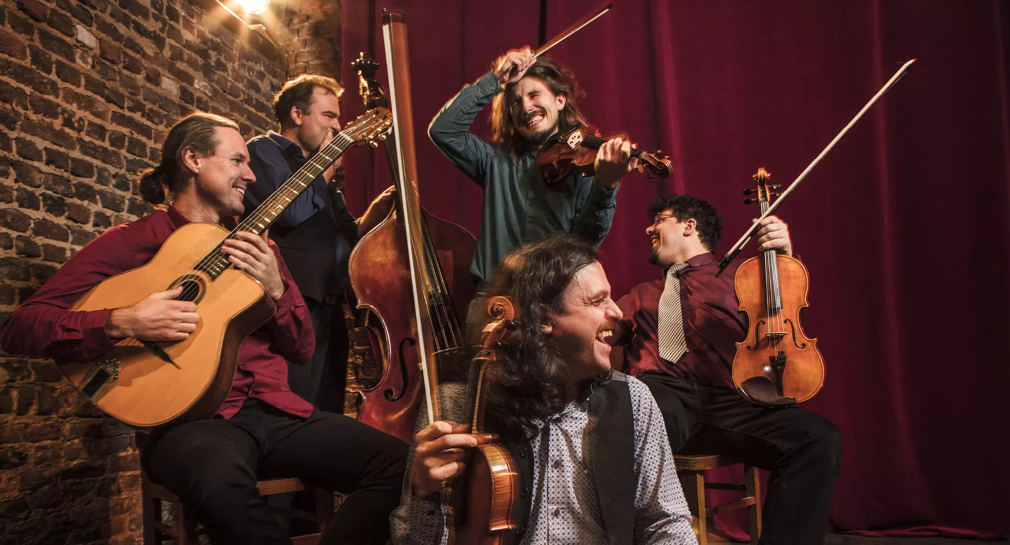 Les Violons de Bruxelles réunis avec leurs instruments